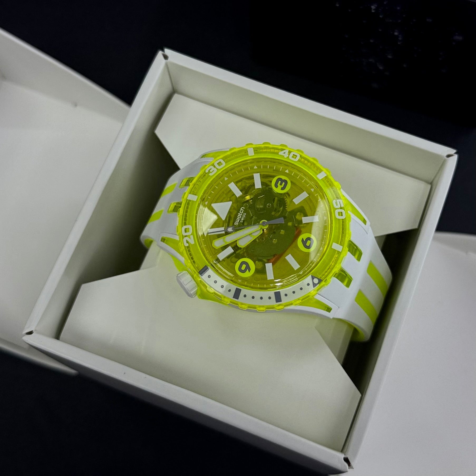 SWATCH ORIGINAL LUXURY  SCUBAQUA EGG YOLK PARA HOMBRE REF SSCU09J100