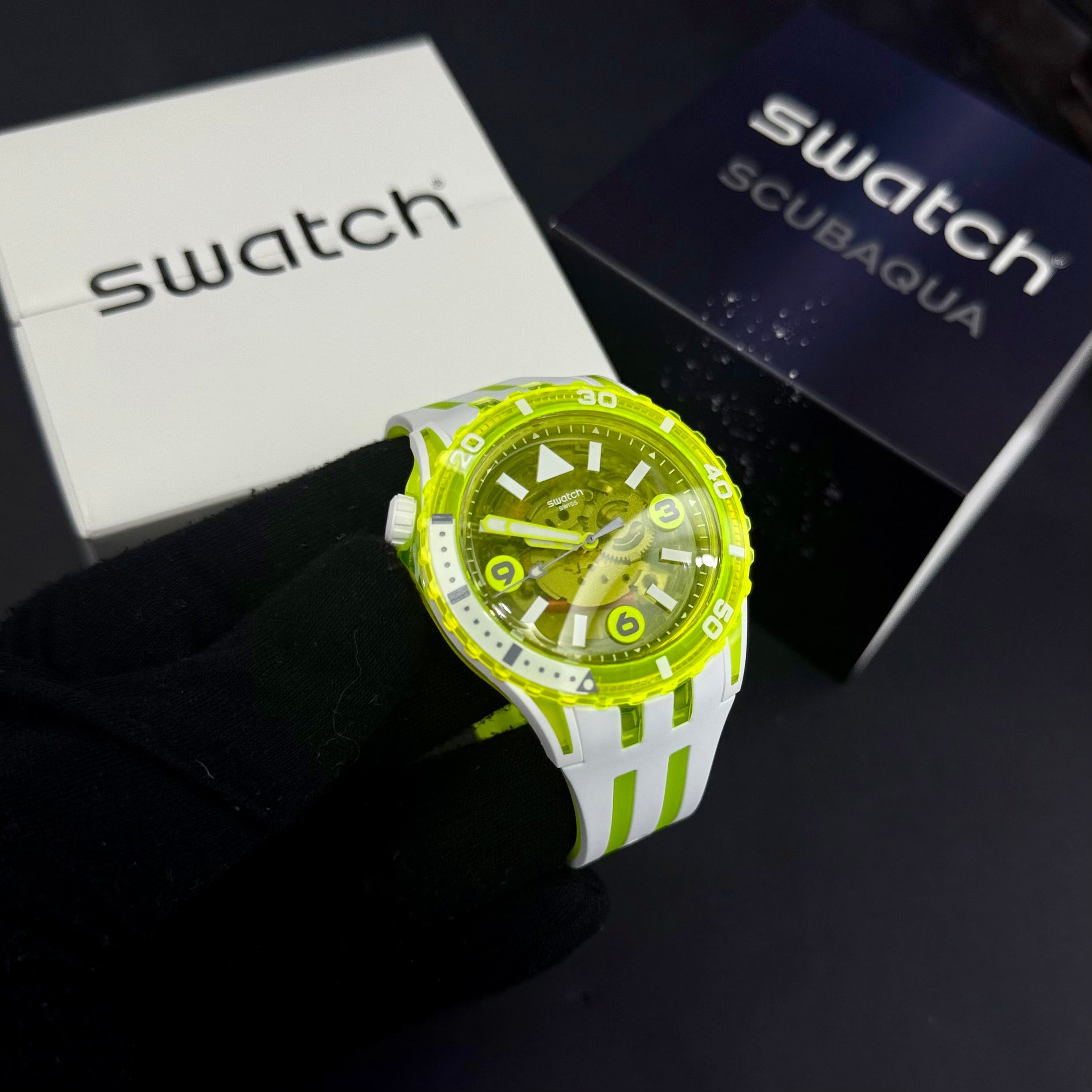 SWATCH ORIGINAL LUXURY  SCUBAQUA EGG YOLK PARA HOMBRE REF SSCU09J100